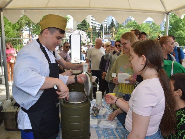 В День Победы жителей и гостей Сочи угощают солдатской кашей