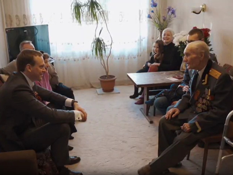 Павел Малков лично поздравил с Днём Победы трёх ветеранов