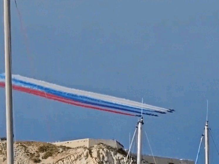 Французские пилоты случайно изобразили в небе российский флаг
