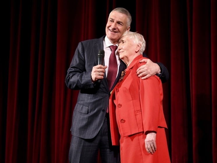 Артур Парфенчиков поздравил ветеранов Великой Отечественной войны и жителей республики с Днем Победы