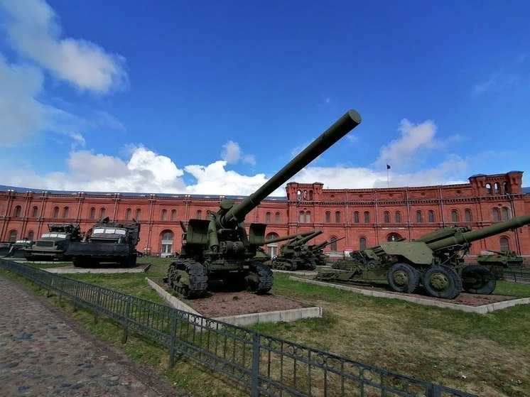 Право выстрелить из пушки Петропавловской крепости досталось супружеской паре ветеранов