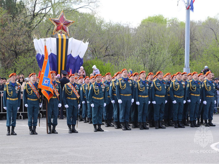 На Параде Победы сотрудники МЧС России по Хакасии прошли торжественным маршем
