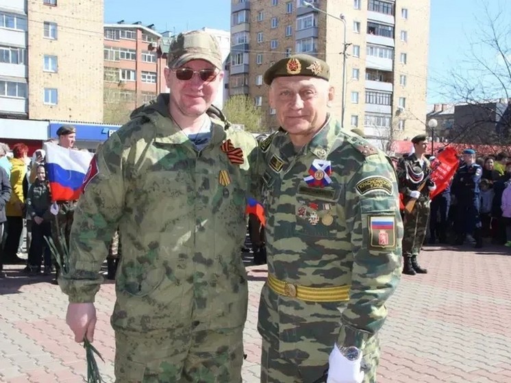 На митинге в Красноярске бойцу СВО вручили орден Мужества
