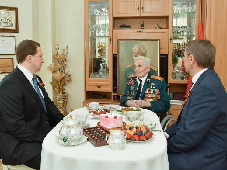 Глава Сочи лично поздравил с Днём Победы ветерана Павла Сюткина