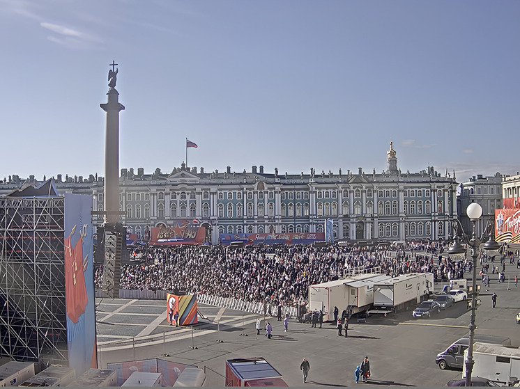 На Дворцовой площади начался праздничный концерт
