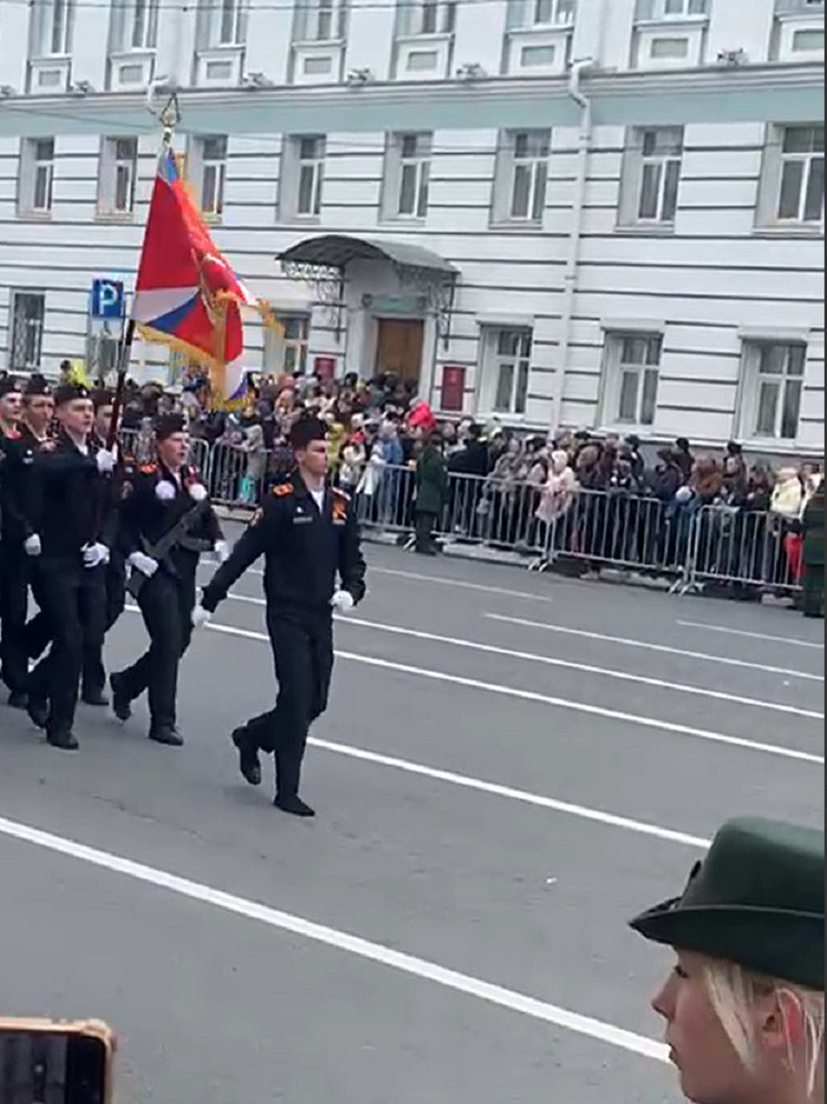 Гордо маршировал в одном носке, несмотря на холод: на Параде Победы тверской кадет продолжил шагать после потери ботинка