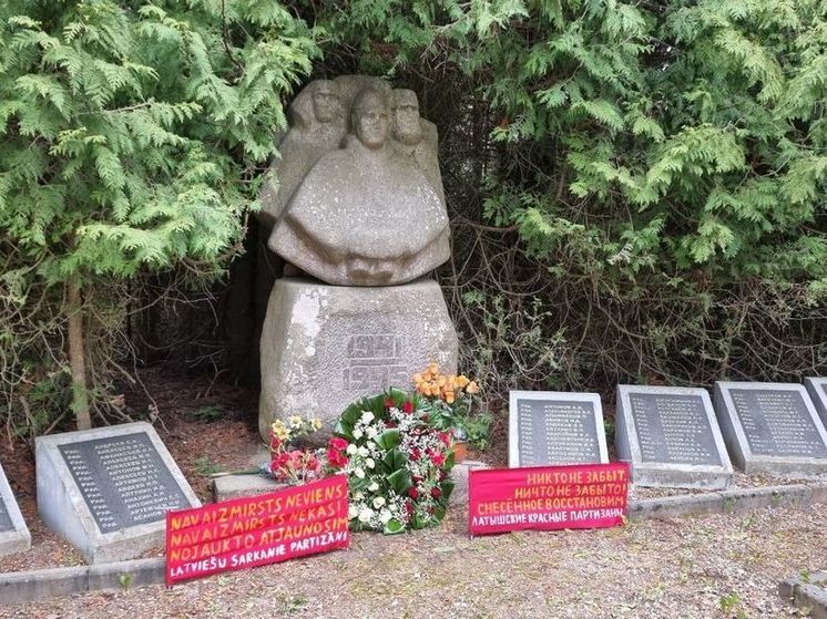 Неизвестные провели акцию на Воинском братском кладбище в Латвии