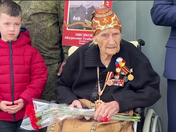 Во Владикавказе перед домом 99-летней ветерана устроили военный парад