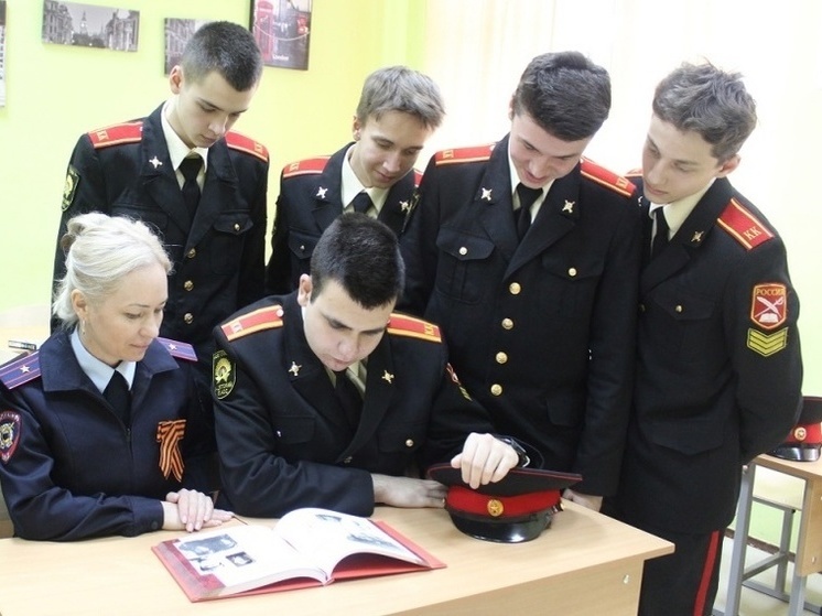 Полицейские Серпухова провели «Урок мужества» для кадетов