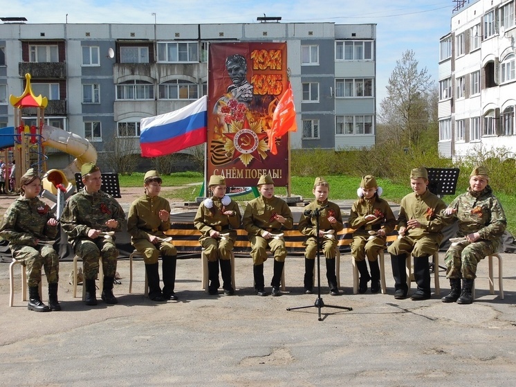 В древне Каложицы «Катюшу» исполнил ансамбль юных ложкарей