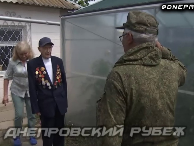 На Запорожье бойцы группировки «Днепр» поздравили ветерана ВОВ с Днем Победы