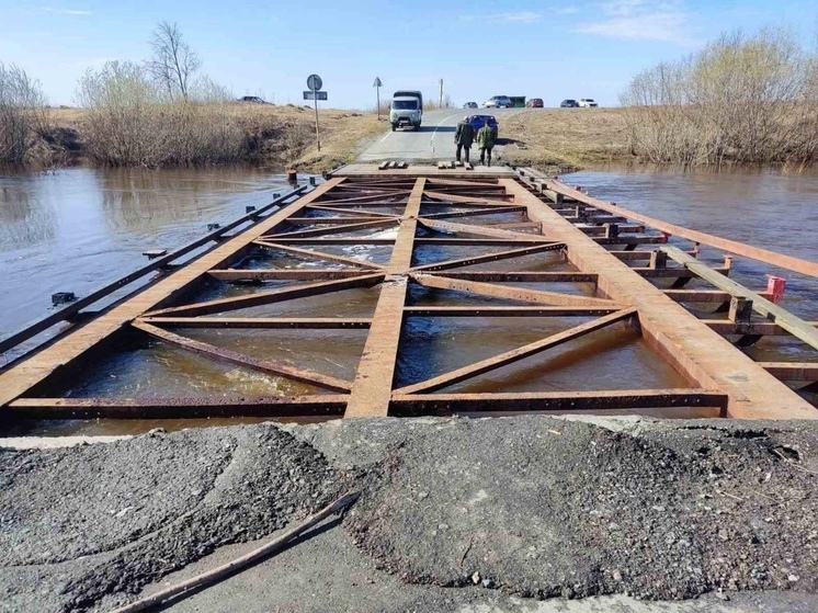 Разрушенный паводком мост в Тюменской области начали ремонтировать