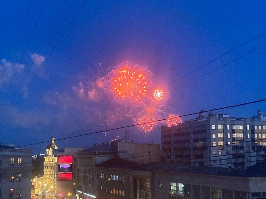 30 залпов в честь Победы: В Петербурге отгремел праздничный салют
