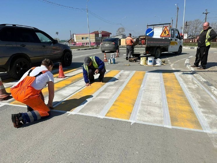 На Сахалине продолжают обновлять дорожную разметку