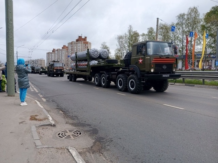 Жители Ярославля с радостью встретили победный парад техники