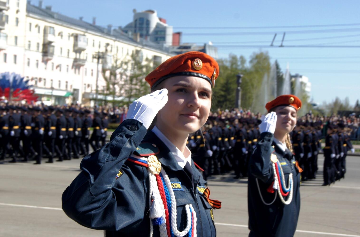 Старинные автомобили, плац-показ и оркестр: как в Барнауле прошел парад Победы