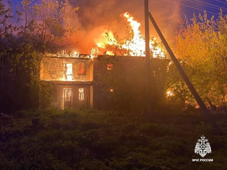 Вместо фейерверка: в Костроме на Щемиловке сгорел заброшенный дом  