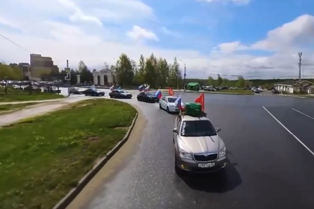 В Костроме и Мантурово автомобилисты и байкеры отметили День Победы автопробегами