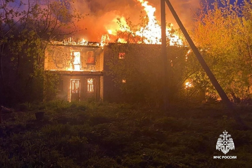 Вместо фейерверка: в Костроме на Щемиловке сгорел заброшенный дом  