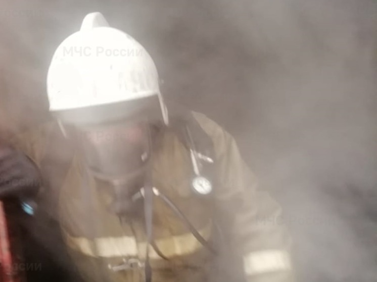 Двухэтажный деревянный барак сгорел в Екатеринбурге