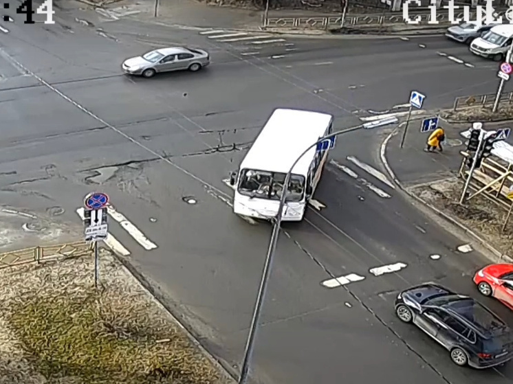 Найден водитель в Петрозаводске, прокативший пассажиров по встречке на красный