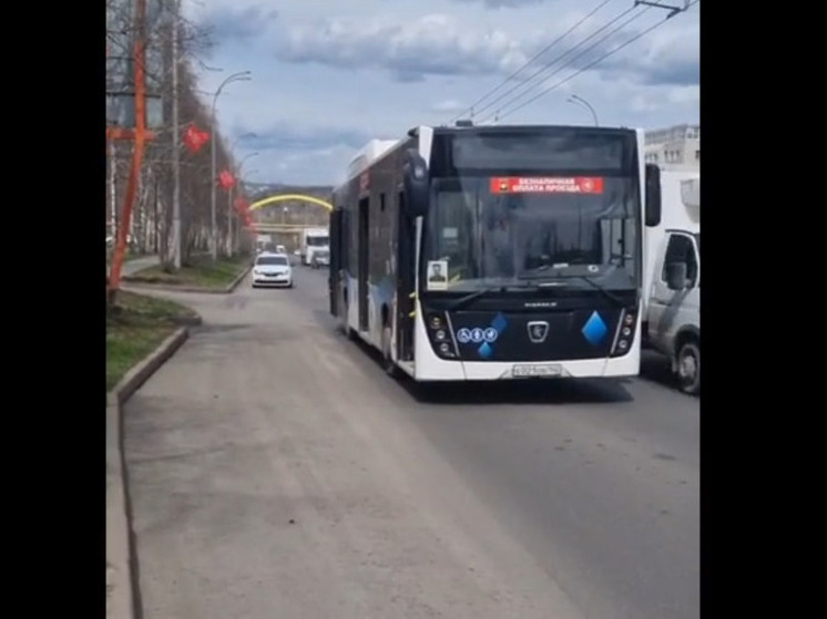Кемеровчане напугались задымившегося автобуса