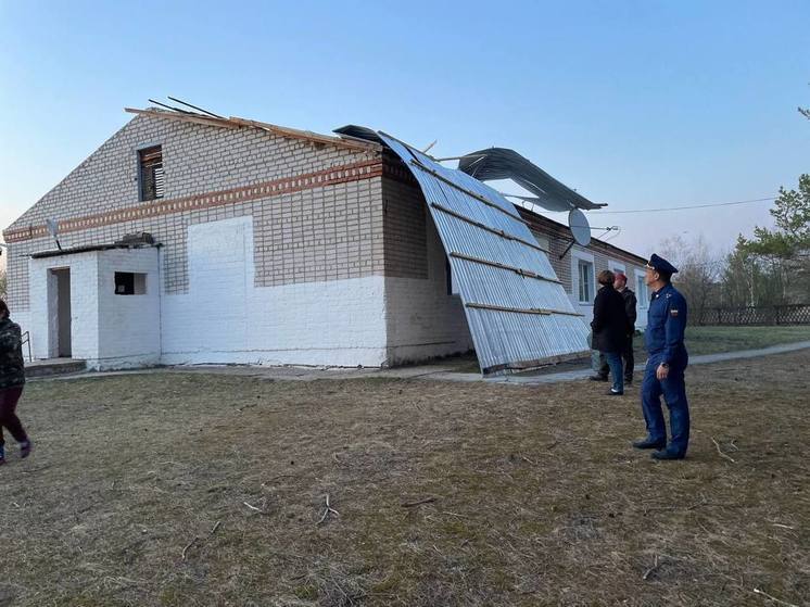Крыши с двух школ снесло ветром в Амурской области
