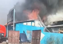В столице Бурятии горит одноэтажный двухквартирный дом с гаражом