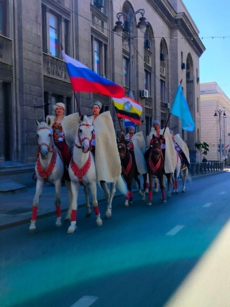 Курского ветерана с Днем Победы приехали поздравить конные всадники из цирка