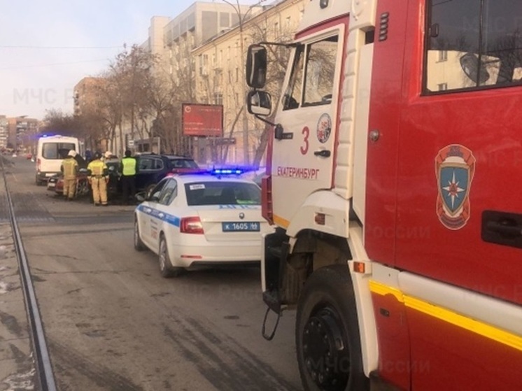 В Екатеринбурге при столкновении МАЗа с легковушкой пострадал человек