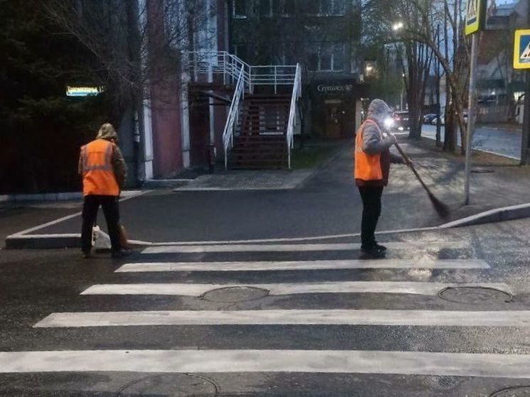В Иркутске 115 рабочих ведут уборку общественных пространств