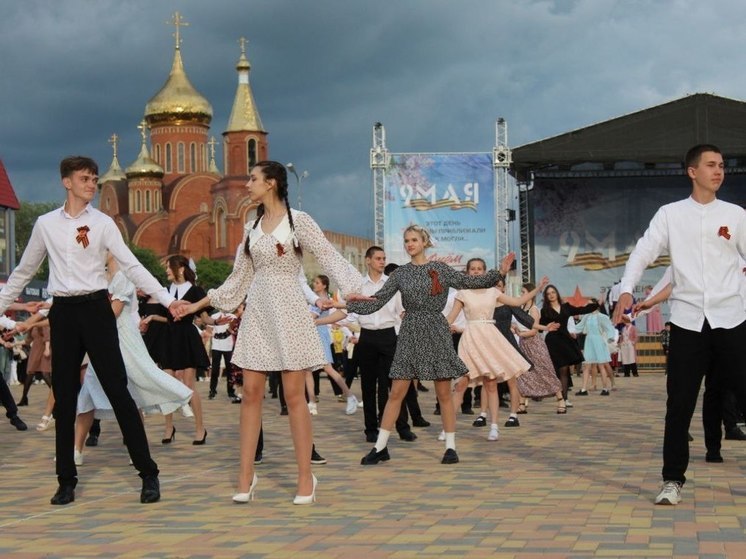 Более 200 жителей Петровского округа 9 мая станцевали «Вальс Победы»