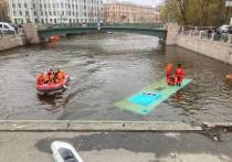 В Петербурге в результате падения в реку автобуса погибли три человека, сообщил 78.ru. Всего вместе с водителем в салоне находилось 13 пассажиров.