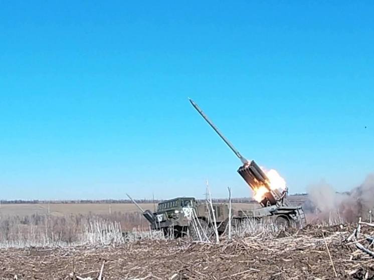 Министерство обороны Украины официально сообщило, что российская армия после массированной артподготовки, которая началась в 5 часов утра, осуществила прорыв границы в Харьковской области при поддержке бронетехники
