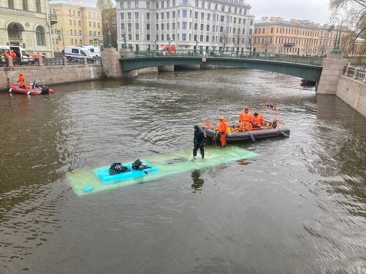 Комтранс Петербурга начал расследование инцидента падения автобуса с моста в Мойку