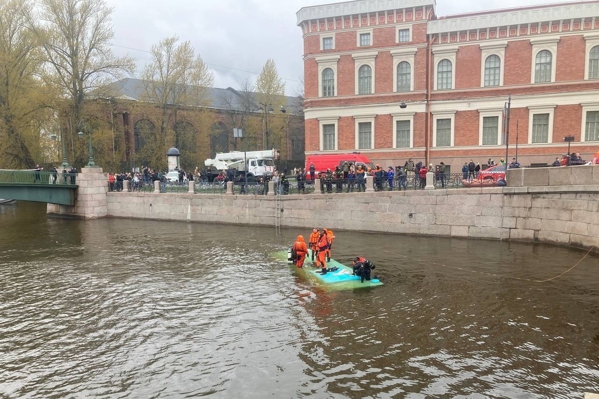 Водитель упавшего в воду в Петербурге автобуса задержан, заведено дело
