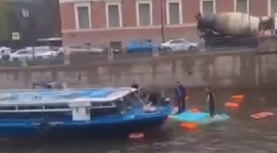 В Петербурге автобус с пассажирами упал в реку: видео трагедии