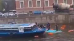 В Петербурге автобус с пассажирами упал в реку: видео трагедии