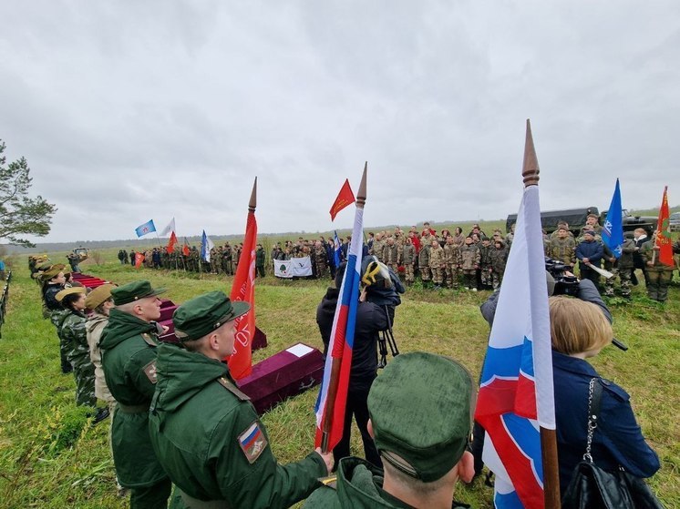 Останки 191 красноармейцев перезахоронили в Чудском Бору