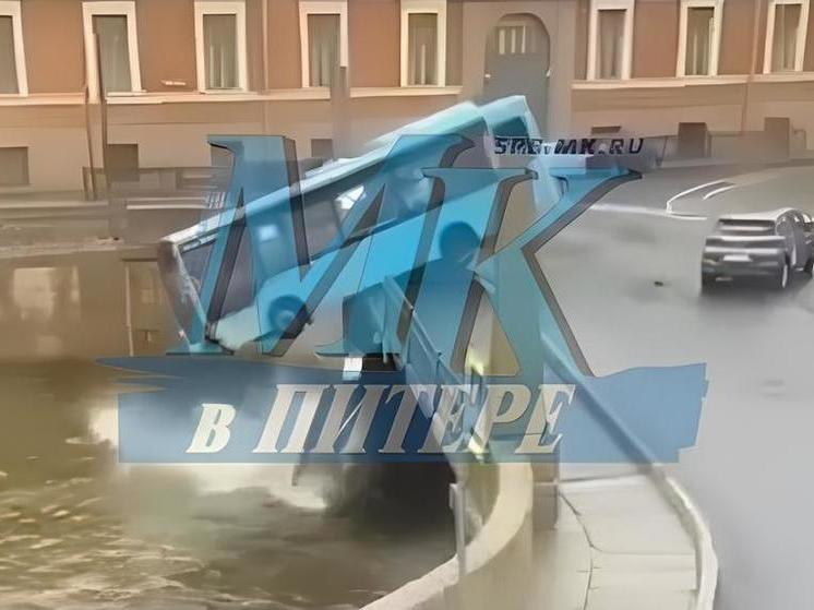 Перевозчика, чей автобус упал в реку в Петербурге, неоднократно штрафовали за нарушения