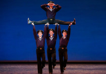 Сам танец родился в 1927 году в балете «Красный мак», который рассказывал о дружбе советского и китайского народов