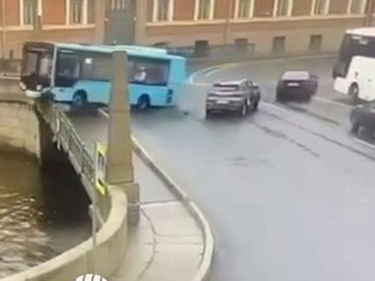 Автобус в реку мойку упал. Автобус в реку мойку упал