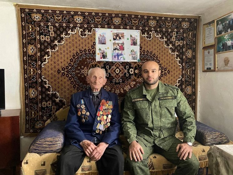 На Херсонщине офицеры Следкома поздравили с Днем Победы 100-летнего ветерана
