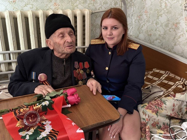 Офицеры Следкома поздравили ветерана Великой Отечественной войны с Днем Победы