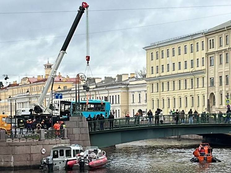 В Петербурге подняли упавший в Мойку автобус