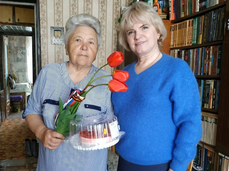 Представители уголовно-исполнительной системы в Сафонове поздравили с Днем Победы детей войны