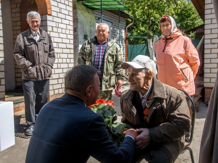 В Курской области губернатор поздравил 104-летнего ветерана с Днем Победы