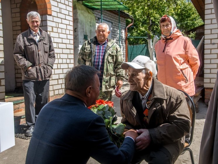 В Курской области губернатор поздравил 104-летнего ветерана с Днем Победы