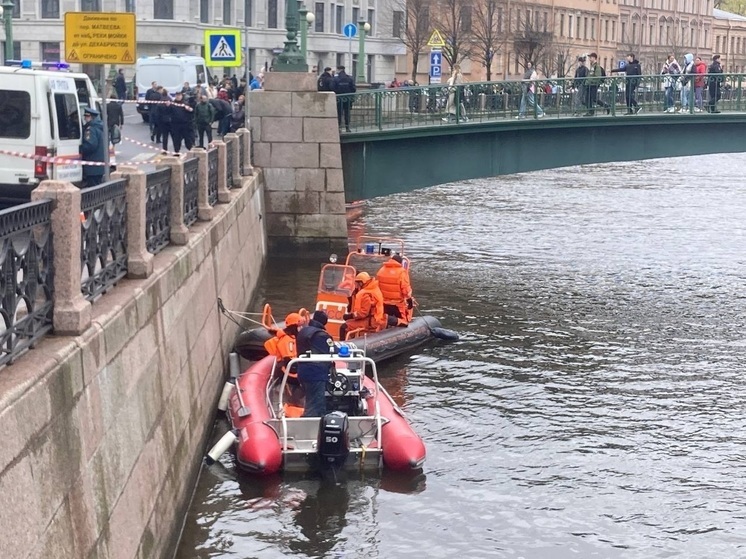 В Петербурге восстановили движение после падения автобуса в реку