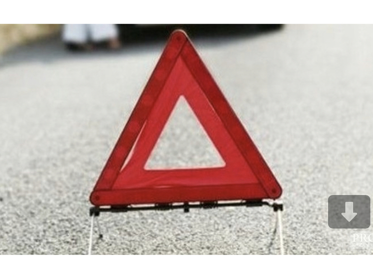 В Ярцевском районе произошло столкновение Пежо с опорой электропередач